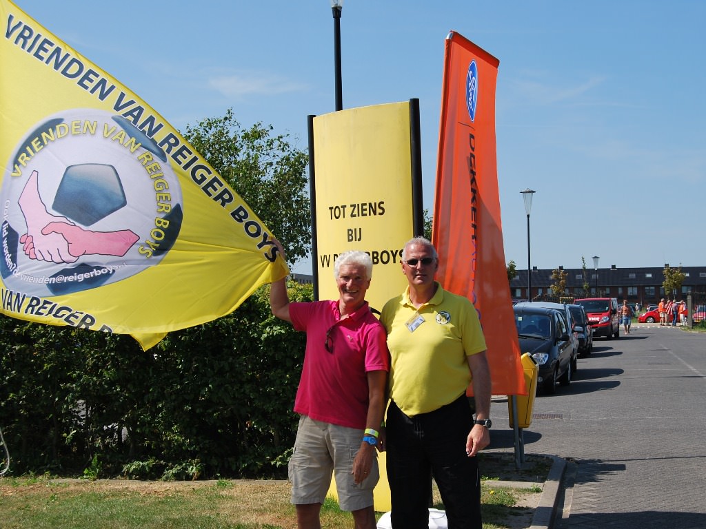 Vrienden_nemen_vlag_in_ontvangst