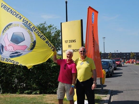 Vrienden_nemen_vlag_in_ontvangst